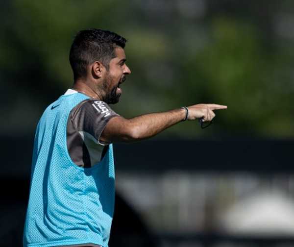 Corinthians treina no domingo com retornos de Wesley e Breno Bidon no elenco.