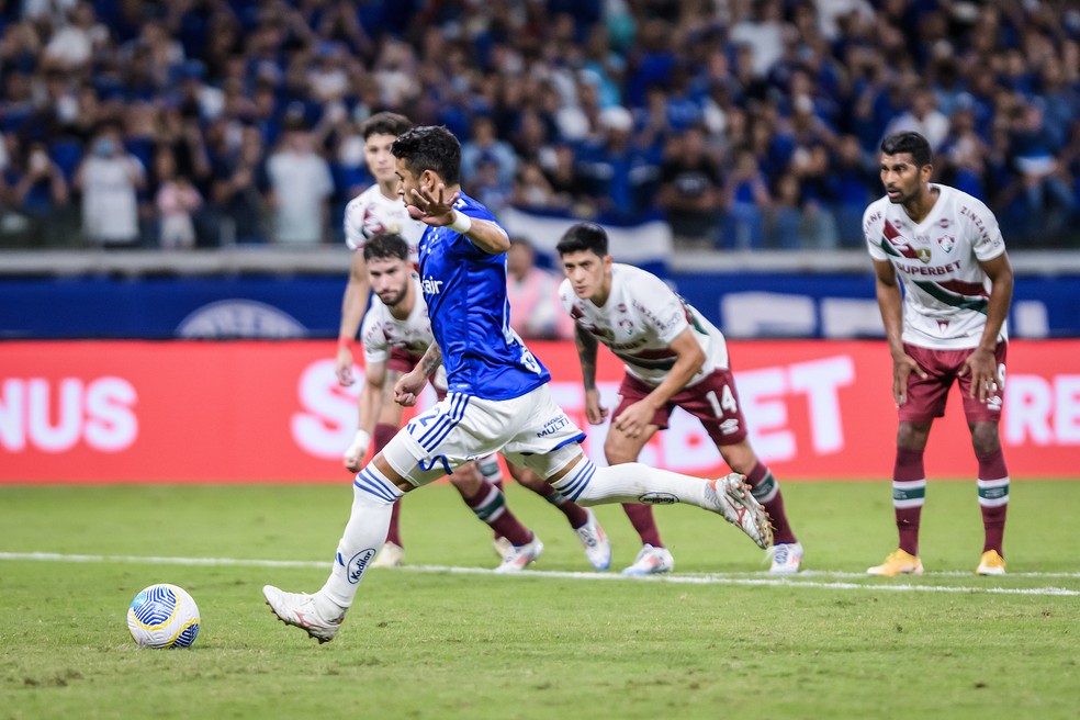 Único gol do Cruzeiro de bola parada até o momento no Brasileiro foi do lateral William, de pênalti — Foto: Gustavo Aleixo/Cruzeiro