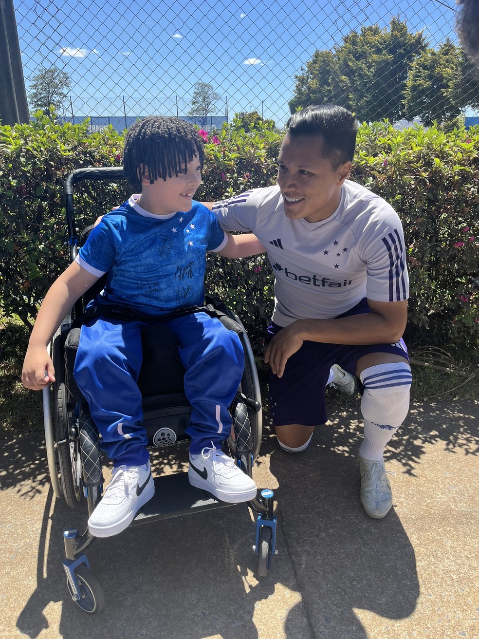 Miguel, torcedor do Cruzeiro, e Marlon durante encontro na Toca da Raposa — Foto: Arquivo pessoal
