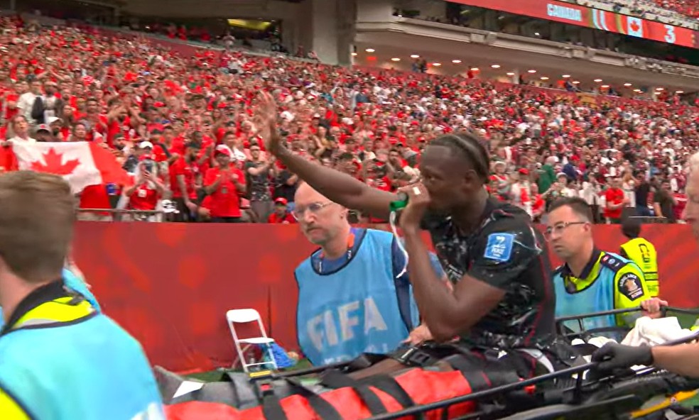 Koné deixa o jogo do Canadá ao sofrer uma grave lesão contra o Catar — Foto: Reprodução