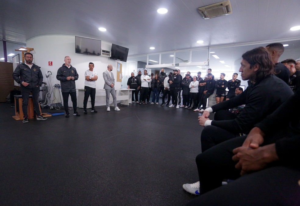 Mano Menezes se reuniu com o elenco no primeiro dia de Corinthians — Foto: Rodrigo Coca/Agência Corinthians