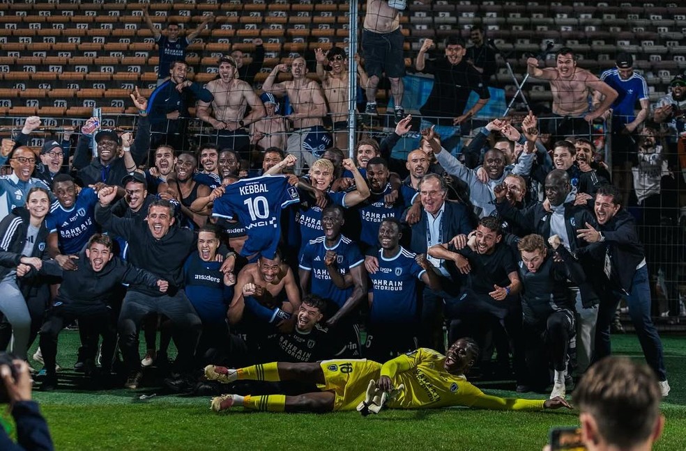 Time do Paris FC comemora acesso à Ligue 1 2025/2026 — Foto: Reprodução / Paris FC