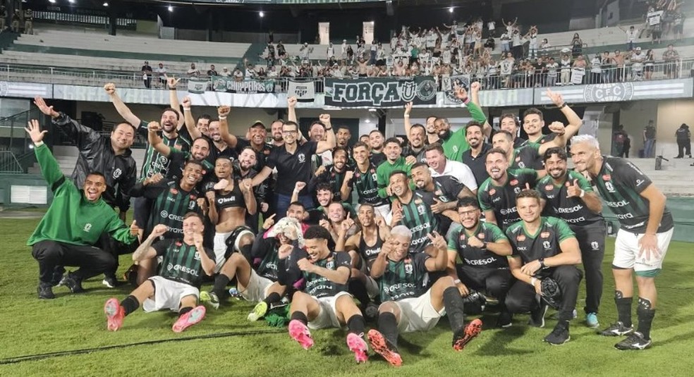 Atletas e torcida do Maringá comemoram classificação na Copa do Brasil — Foto: Bruno Araújo / Maringá