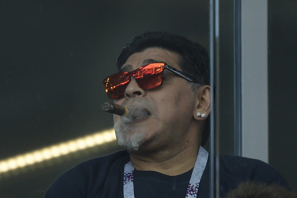 Meia que interessa ao Barça é flagrado fumando. Veja craques que