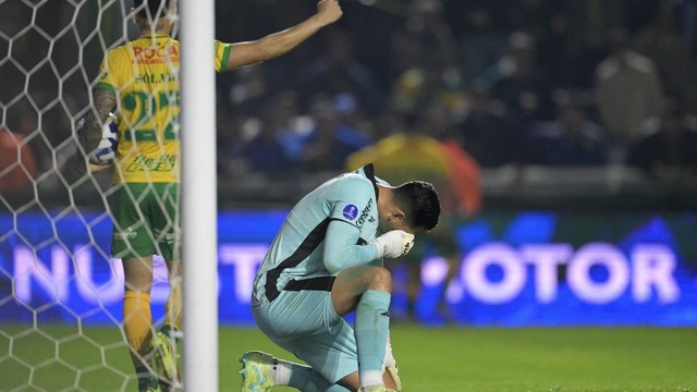 Gatito Fernandez, do Botafogo, lamenta gol do Defensa y Justicia, pela Copa Sul-Americana