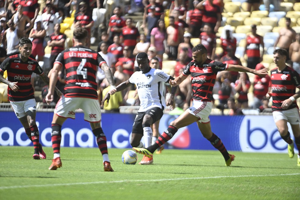 Luiz Henrique bem marcado em Flamengo x Botafogo — Foto: André Durão / ge