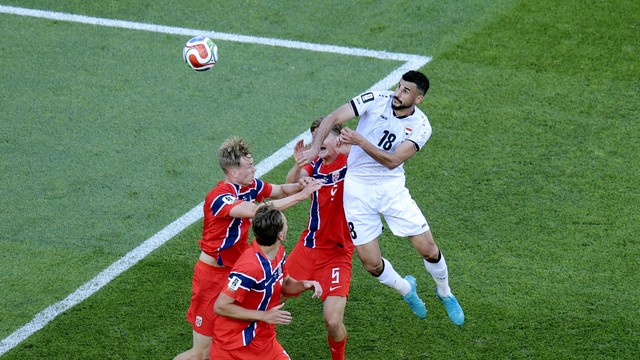 Aymen Hussein sobe de cabeça para marcar o gol do Iraque contra a Noruega