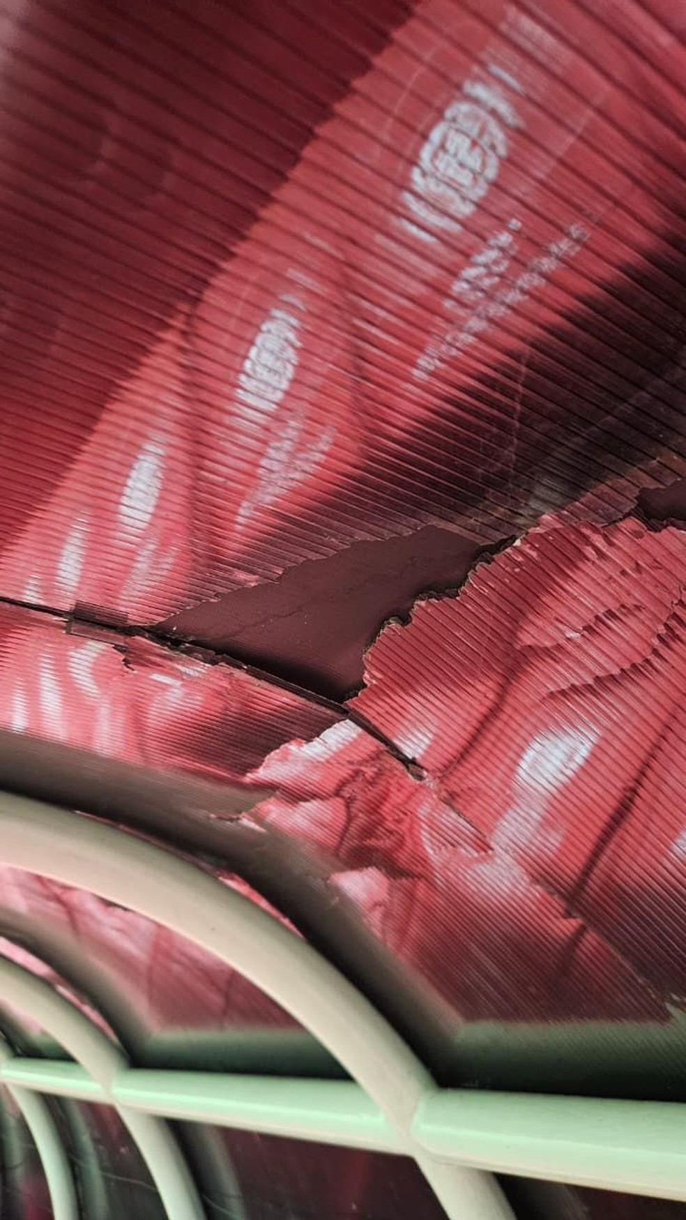 Cobertura do banco de reservas visitante foi danificado no Beira-Rio — Foto: Reprodução