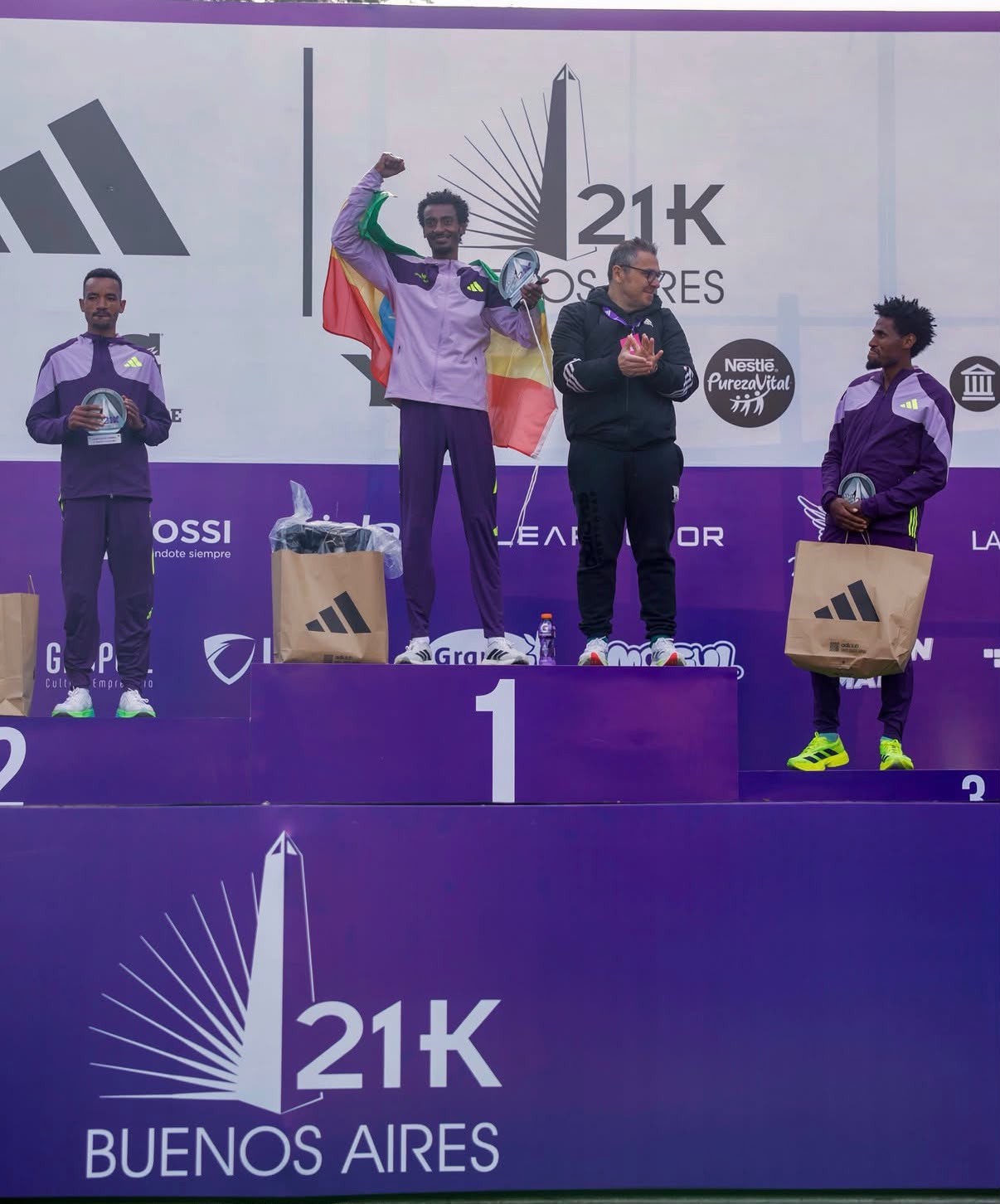 Etíope bate recorde mundial e corre meia maratona abaixo dos 57 minutos