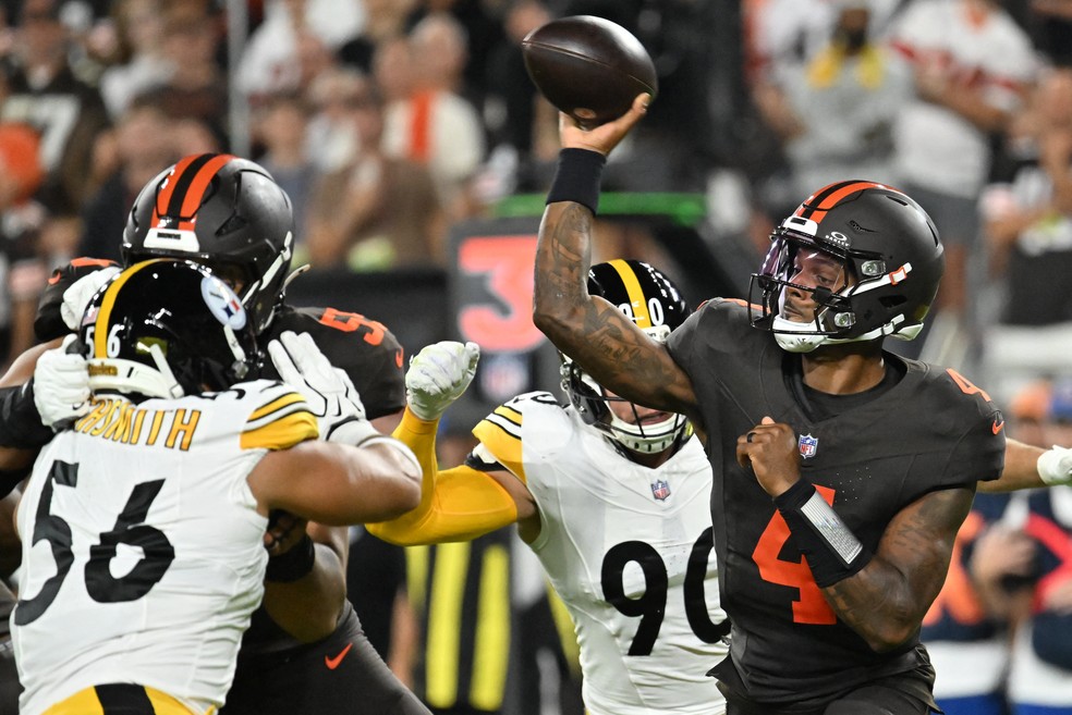Deshaun Watson em ação no jogo entre Cleveland Browns e Pittsburgh Steelers — Foto: Ken Blaze/Reuters