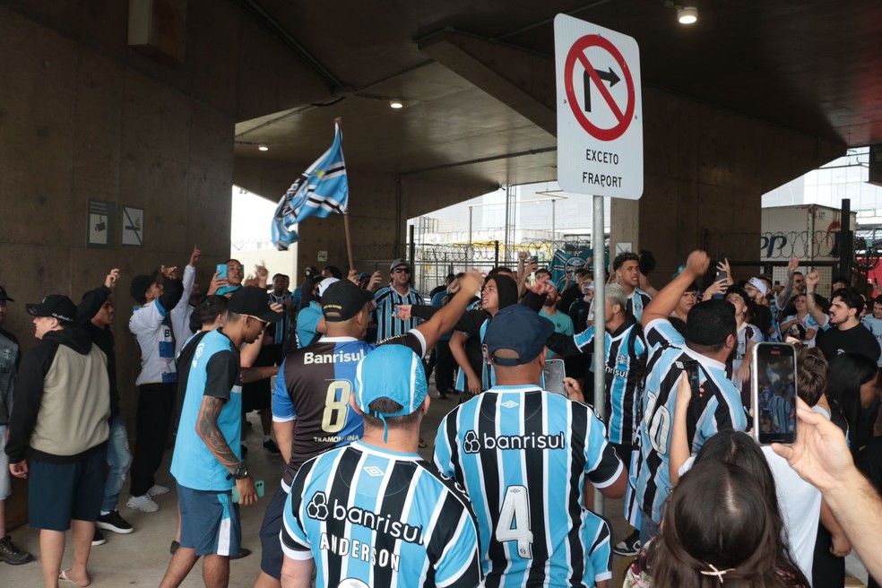 Torcida do Grêmio vai ao aeroporto se despedir de Renato — Foto: Eduardo Moura