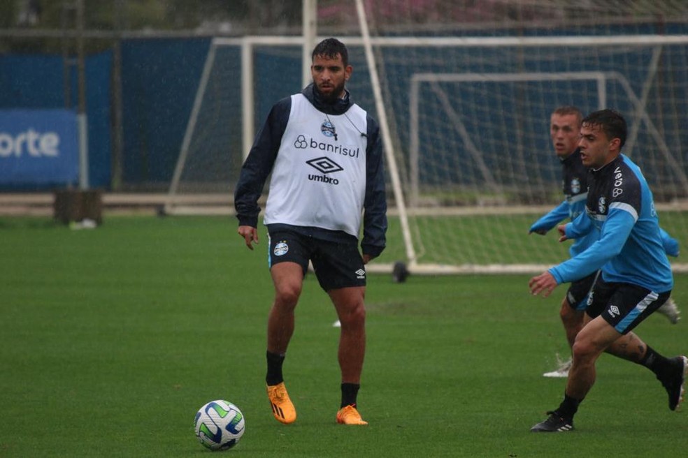 Pepê e Carballo em treino do Grêmio — Foto: Gabriel Girardon