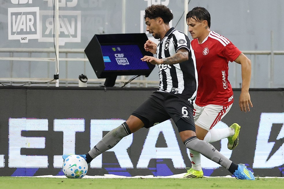 Medina em Botafogo 2 x 2 Internacional, pelo Brasileirão 2026 — Foto: Vitor Silva/BFR