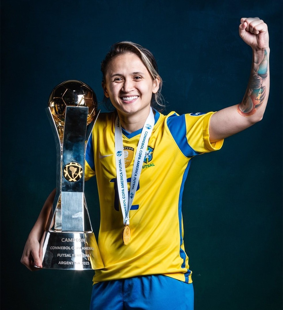 Amandinha com a taça da Copa América de Futsal Feminino 2023 — Foto: Reprodução/Redes sociais
