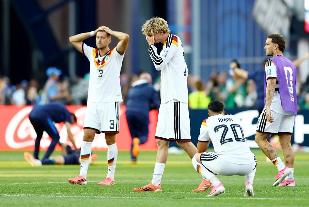 Jogadores da Alemanha lamentam eliminação para o Paraguai — Foto: REUTERS/Peter Cziborra