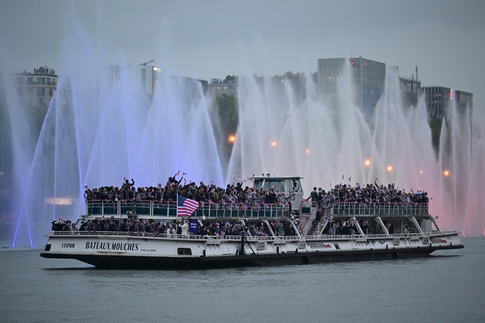 Barco da delegação dos Estados Unidos na cerimônia de abertura das Olimpíadas de Paris, no Rio Sena — Foto: Sina Schuldt/picture alliance via Getty Images