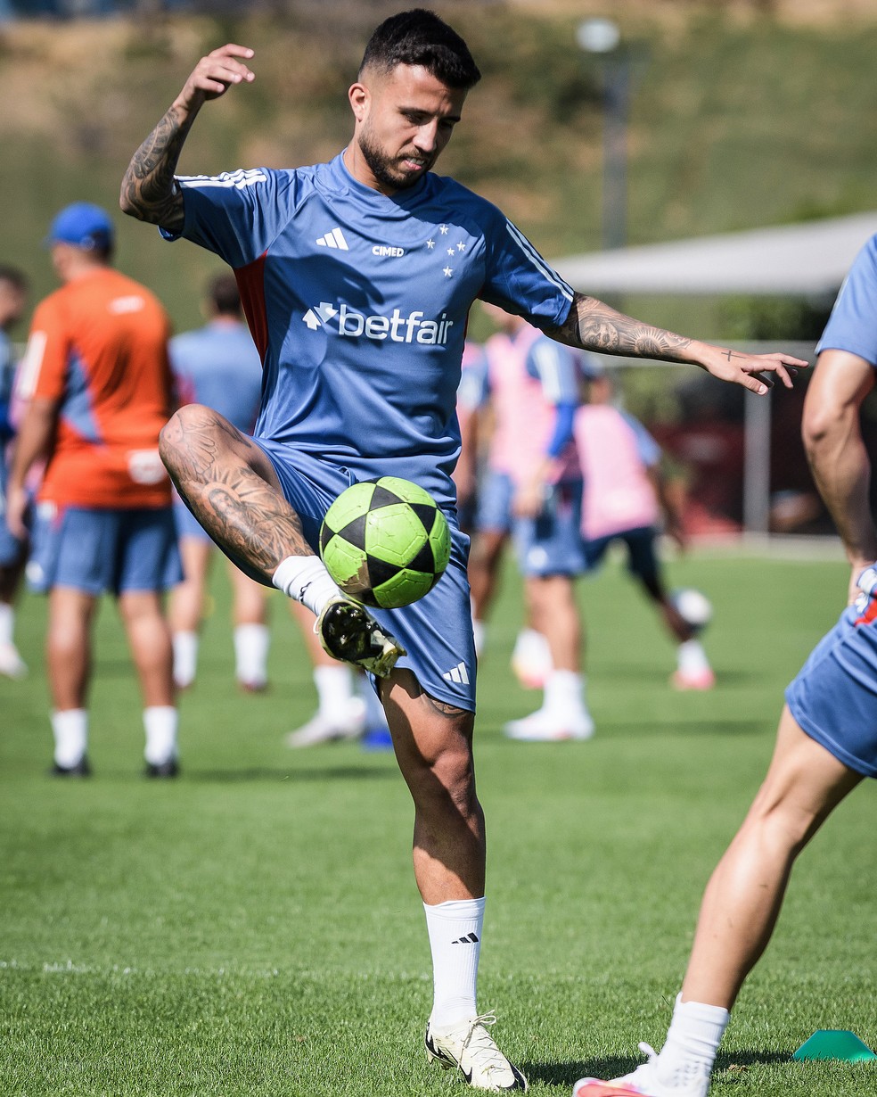 Matheus Henrique durante treino do Cruzeiro — Foto: Gustavo Aleixo/Cruzeiro