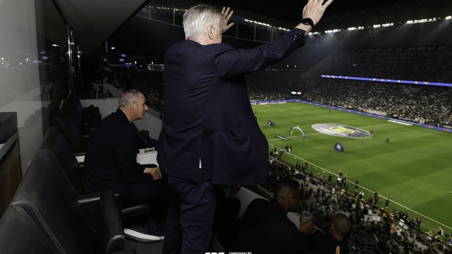 Carlo Ancelotti acena para a torcida antes de jogo entre Corinthians x Vitória