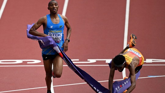 Atleta da Tanzânia vence maratona por menor diferença na história dos Mundiais; veja - Alphonce Felix Simbu supera o alemão Amanal Petros, líder, na linha de chegada e vence por três centésimos de segundo