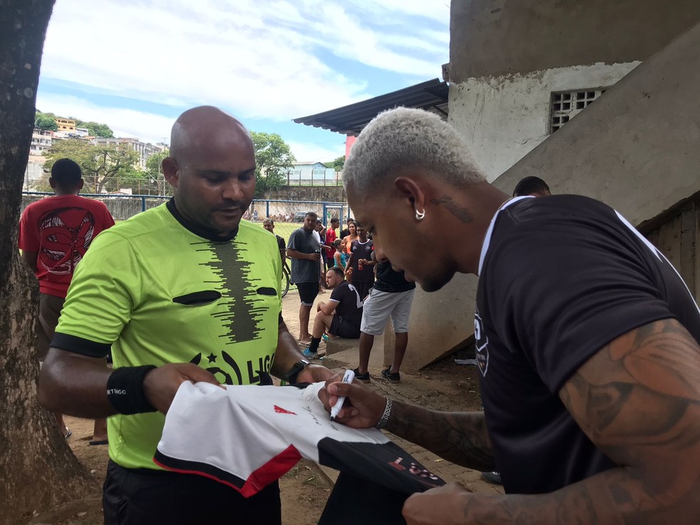 David Corrêa, do São Paulo, distribuiu autógrafos em jogo beneficente — Foto: Tiago Taam/ge.globo