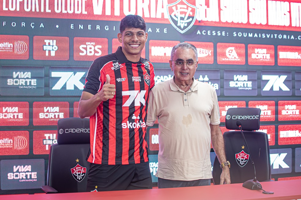 Zé Vitor é apresentado no Vitória pelo diretor de futebol Sérgio Papellin — Foto: Victor Ferreira/EC Vitória