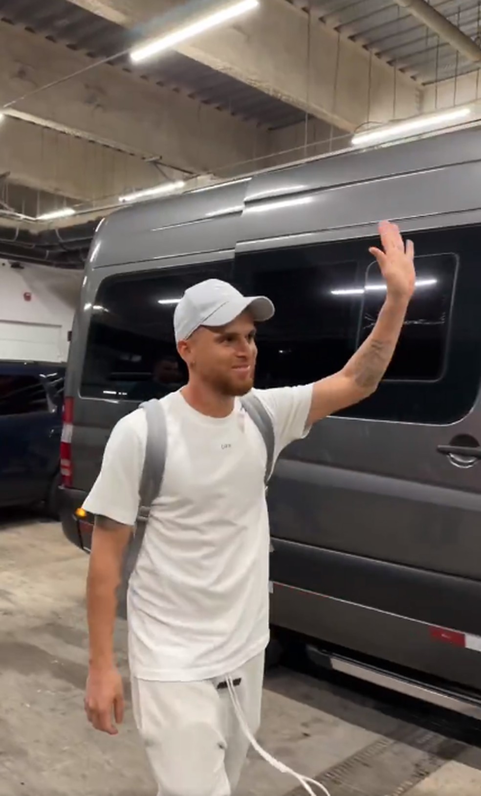 Cuéllar saúda torcedores no aeroporto Salgado Filho — Foto: Reprodução