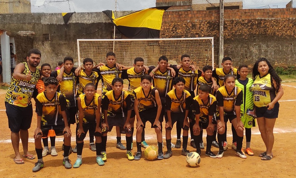 Estudantes do ensino fundamental e médio jogam futebol americano com  atletas do Corinthians