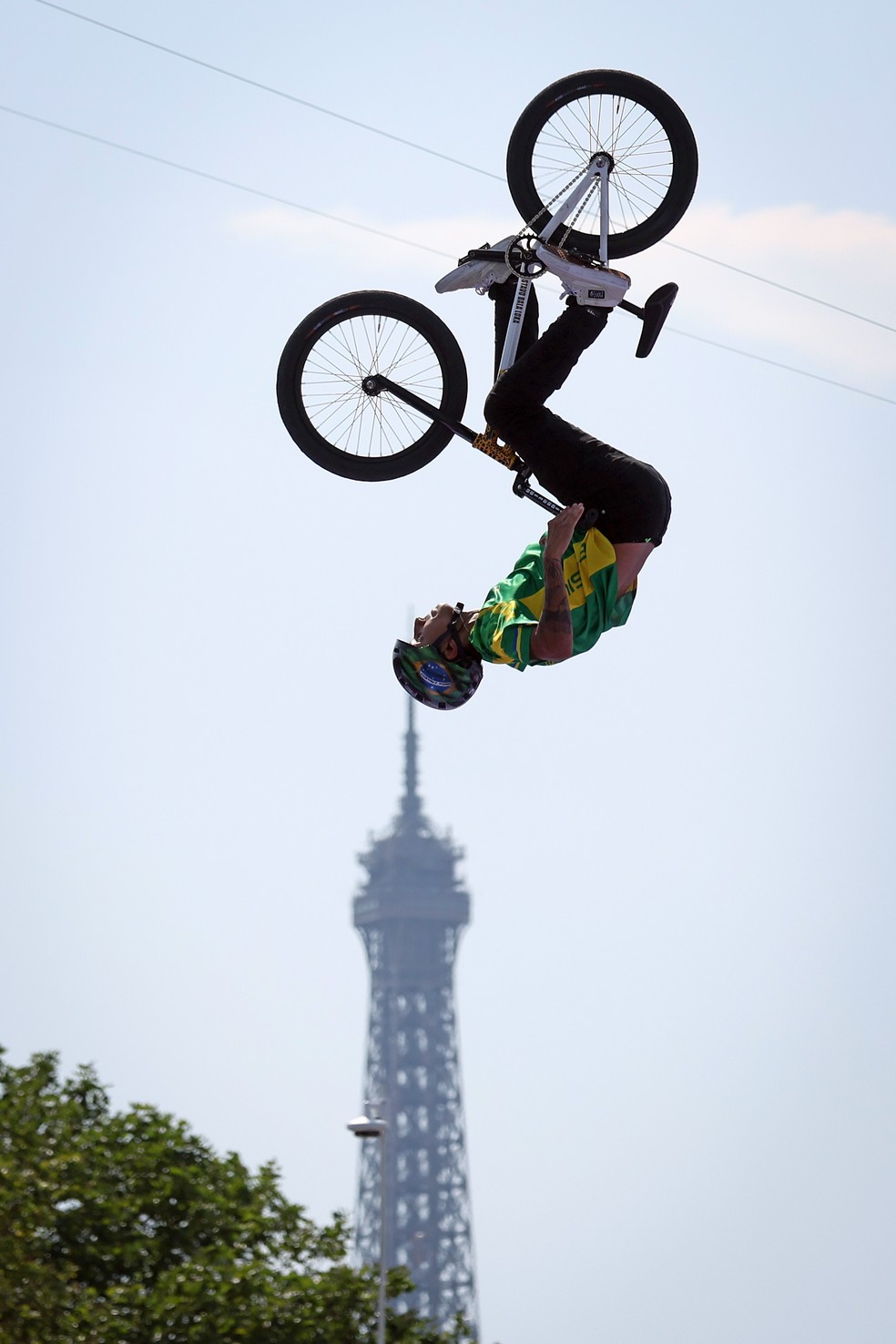 Ciclista Gustavo Bala Loka na final do BMX Freestyle, nas Olimpíadas Paris 2024, com a Torre Eiffel ao fundo — Foto: Stefan Matzke - sampics/Getty Images