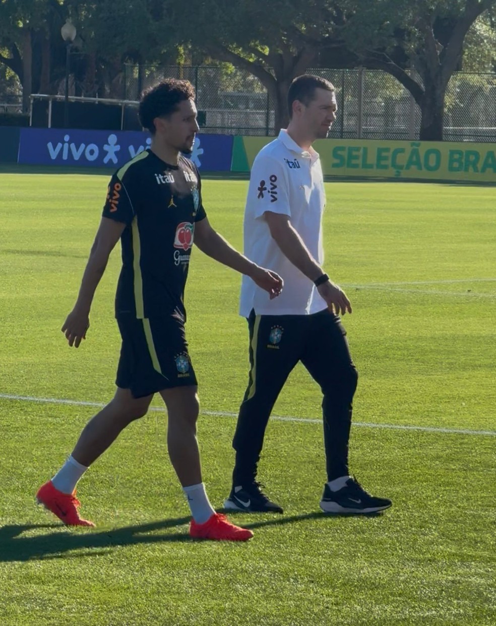 Marquinhos se queixa da posterior da coxa e deixa treino antes do fim — Foto: Cahê Mota