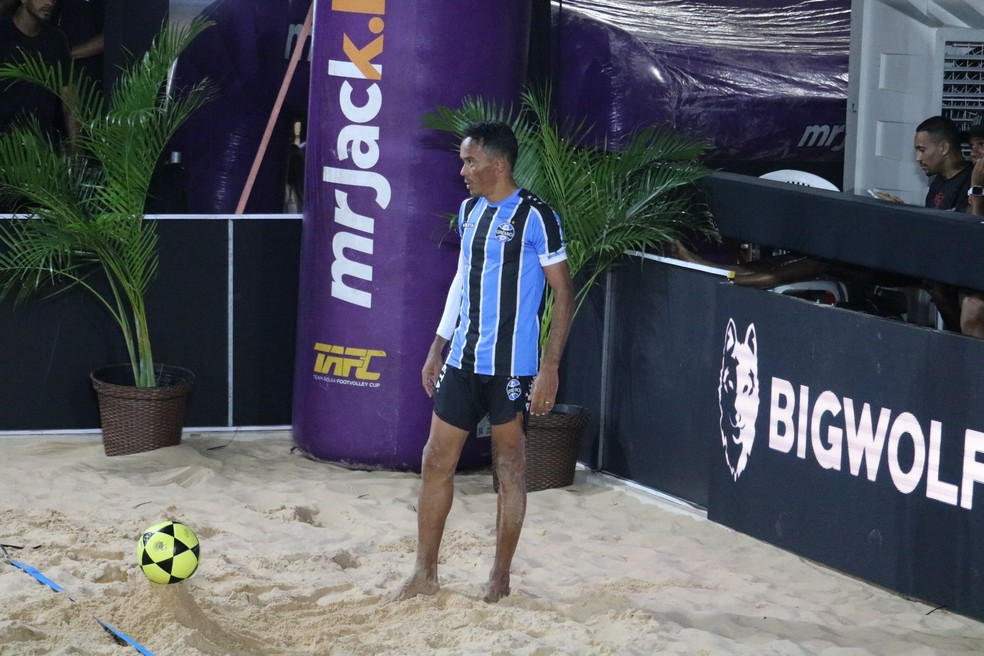 Lúcio defende as cores do Grêmio do futevôlei — Foto: Julio Costa/ge