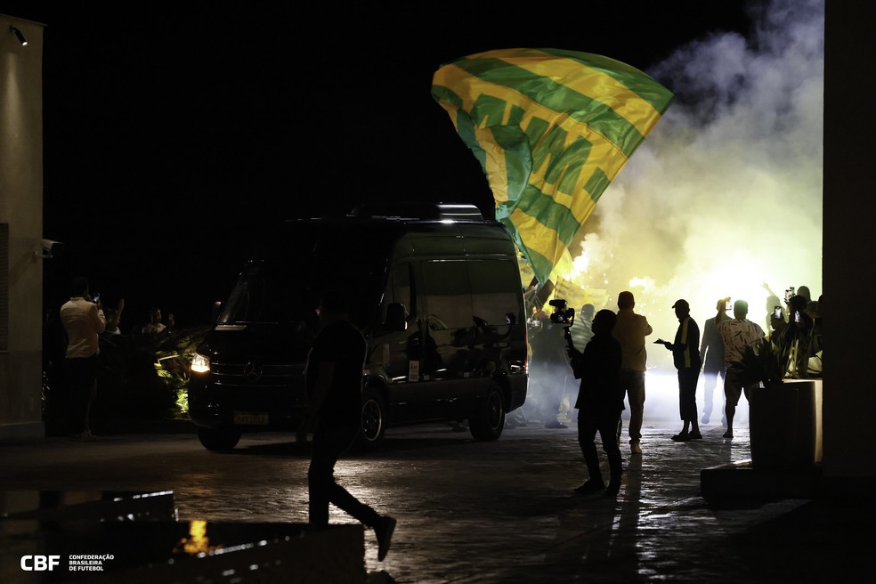Torcida faz festa em chegada de Ancelotti a hotel no Rio de Janeiro — Foto: Rafael Ribeiro/CBF
