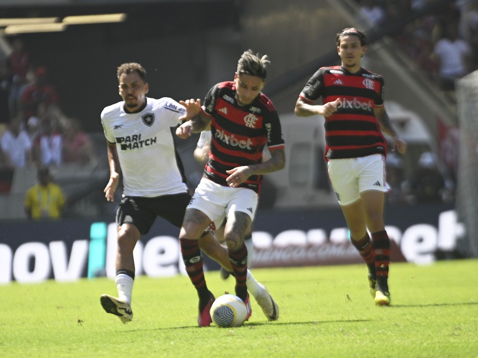 Eduardo e Pulgar disputam bola em Flamengo x Botafogo — Foto: André Durão / ge