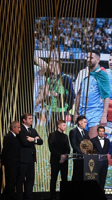 A gala onde a Bola quis equilibrar o Ouro: Benzema eleito melhor jogador de  2022 entre prémios para Real e Barcelona (e um para o City) – Observador