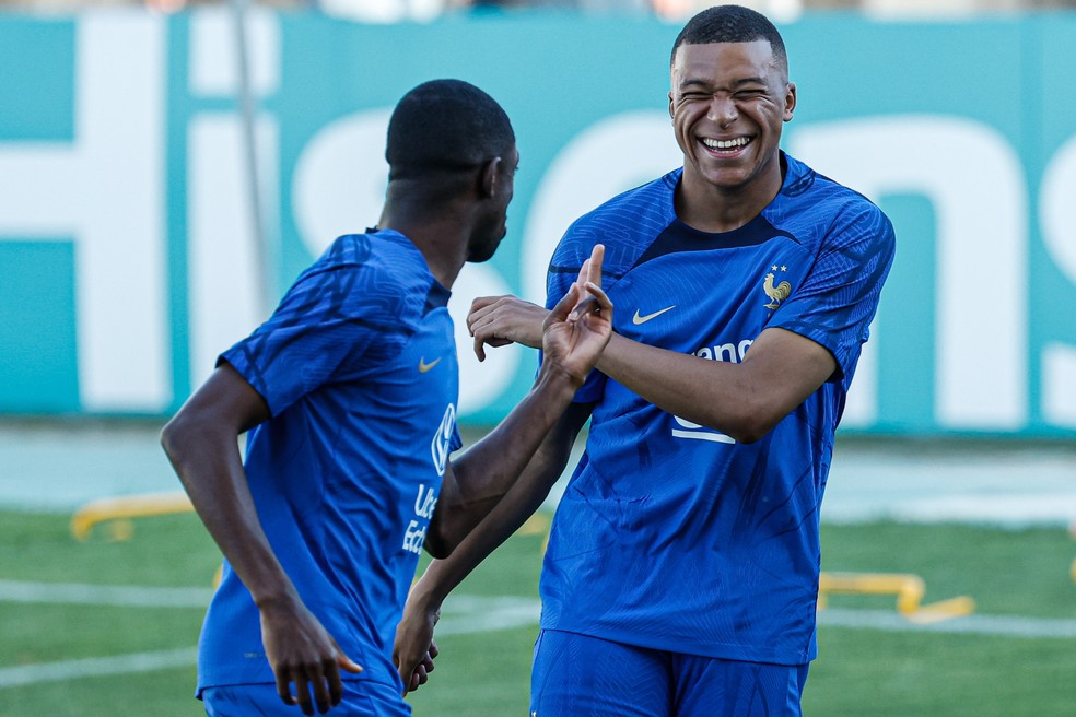 Mbappé e Dembélé, em treino da França antes das eliminatórias da Euro — Foto: Luís Forra/EFE