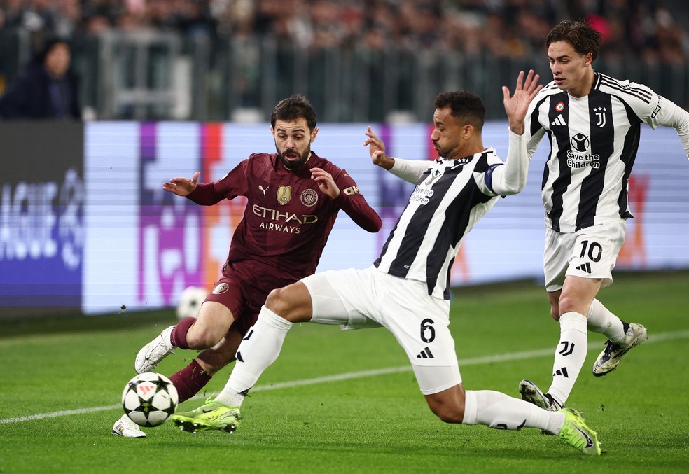 Bernardo Silva e Danilo disputam bola em Juventus x Manchester City
