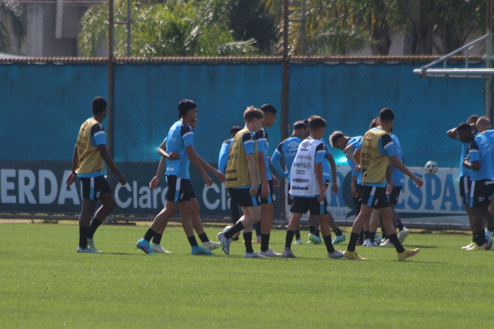 Garotos da base reforçam o treino do Grêmio — Foto: João Victor Teixeira