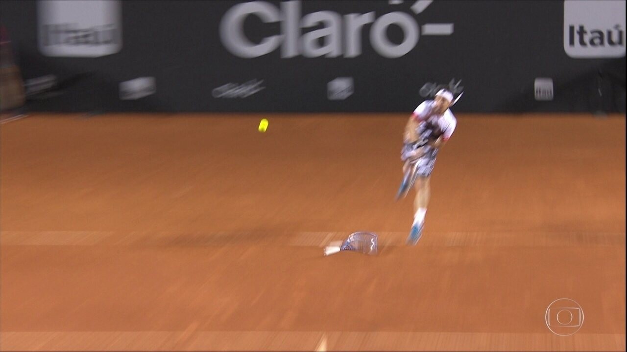 Nadal trocando de roupa em quadra e 