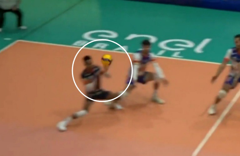 Lance curioso: bolada em Wallace marca vitória do Guarulhos na estreia da Superliga; veja