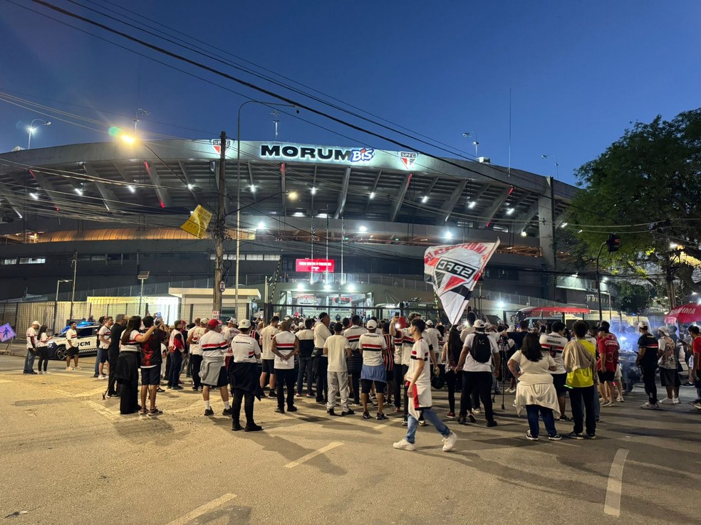 Torcida do São Paulo protesta no Morumbis — Foto: João Pedro Brandão