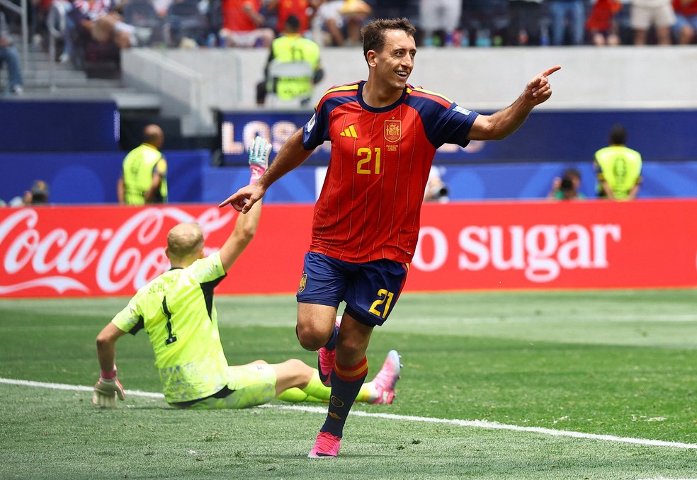 Oyarzabal comemora gol da Espanha