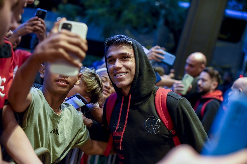 Luiz Araújo na chegada do Flamengo a Porto Alegre — Foto: Marcelo Cortes / CRF