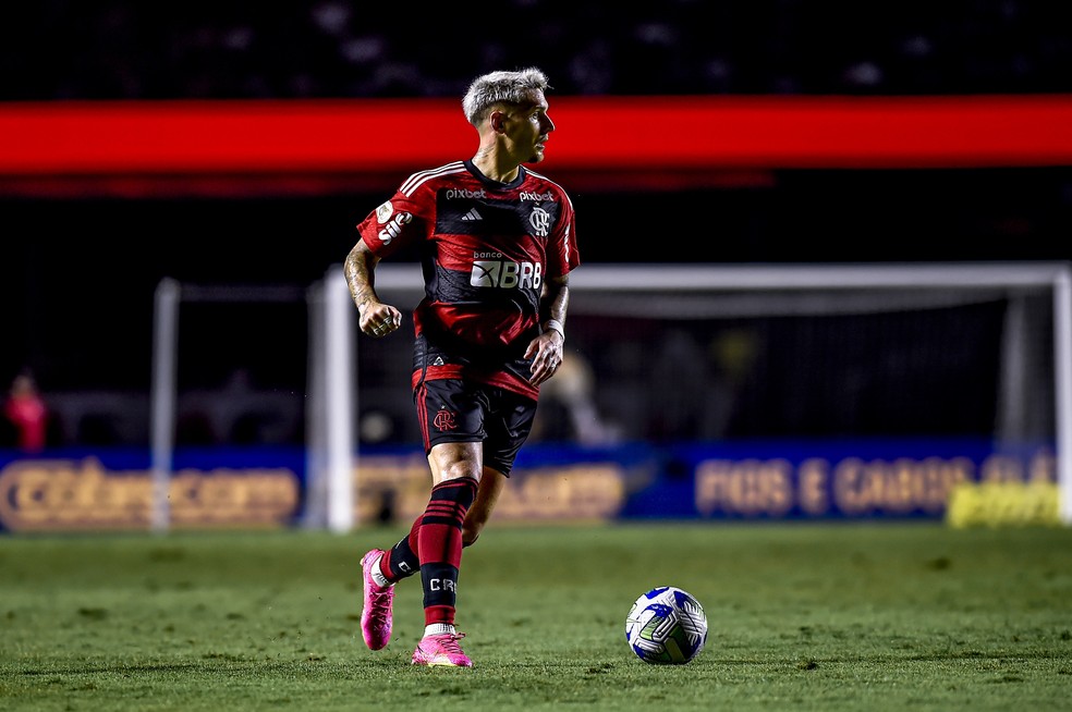 Varela em ação em São Paulo x Flamengo — Foto: Marcelo Cortes/Flamengo