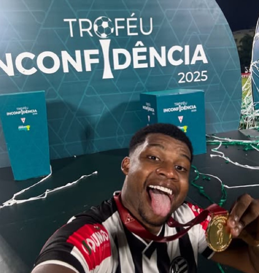 Lincoln comemora título do Troféu Inconfidência pelo Athletic — Foto: Lincoln/Arquivo pessoal