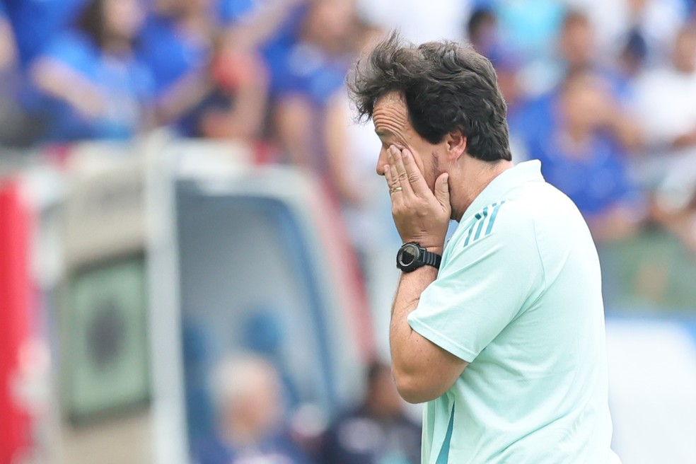 Fernando Diniz, técnico do Cruzeiro, durante o jogo contra o Betim — Foto: Gilson Lobo/AGIF