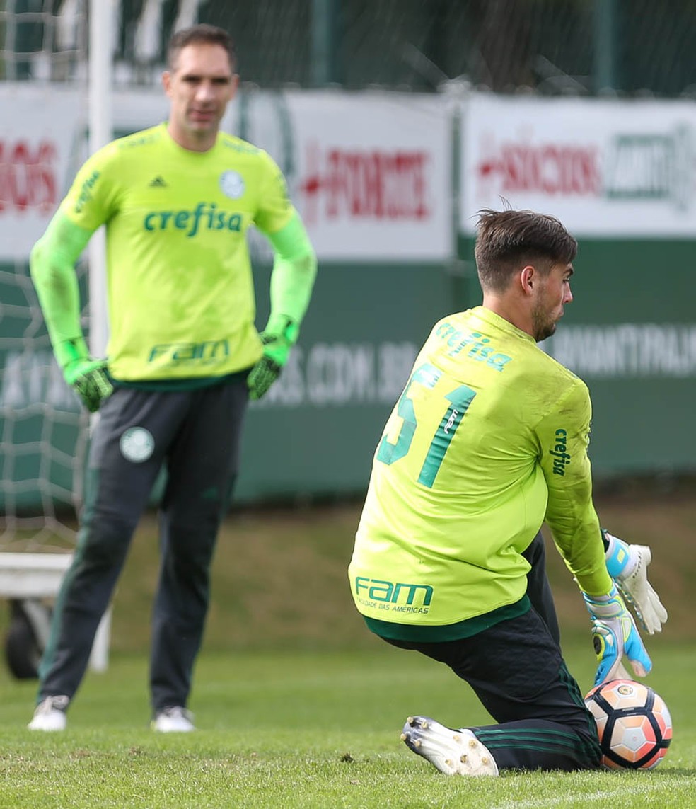 Fernando Prass e Daniel Fuzato em treino do Palmeiras em 2017 — Foto: SE Palmeiras
