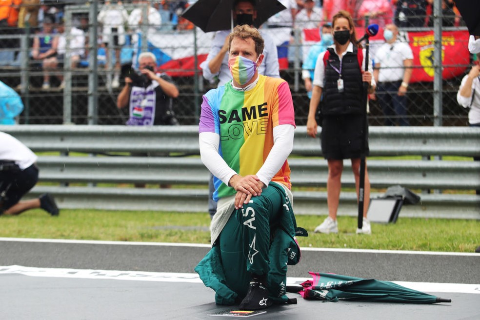 Sebastian Vettel vestiu máscara e camisa com as cores do arco íris no GP da Hungria de 2021 — Foto: Florion Goga - Pool/Getty Images