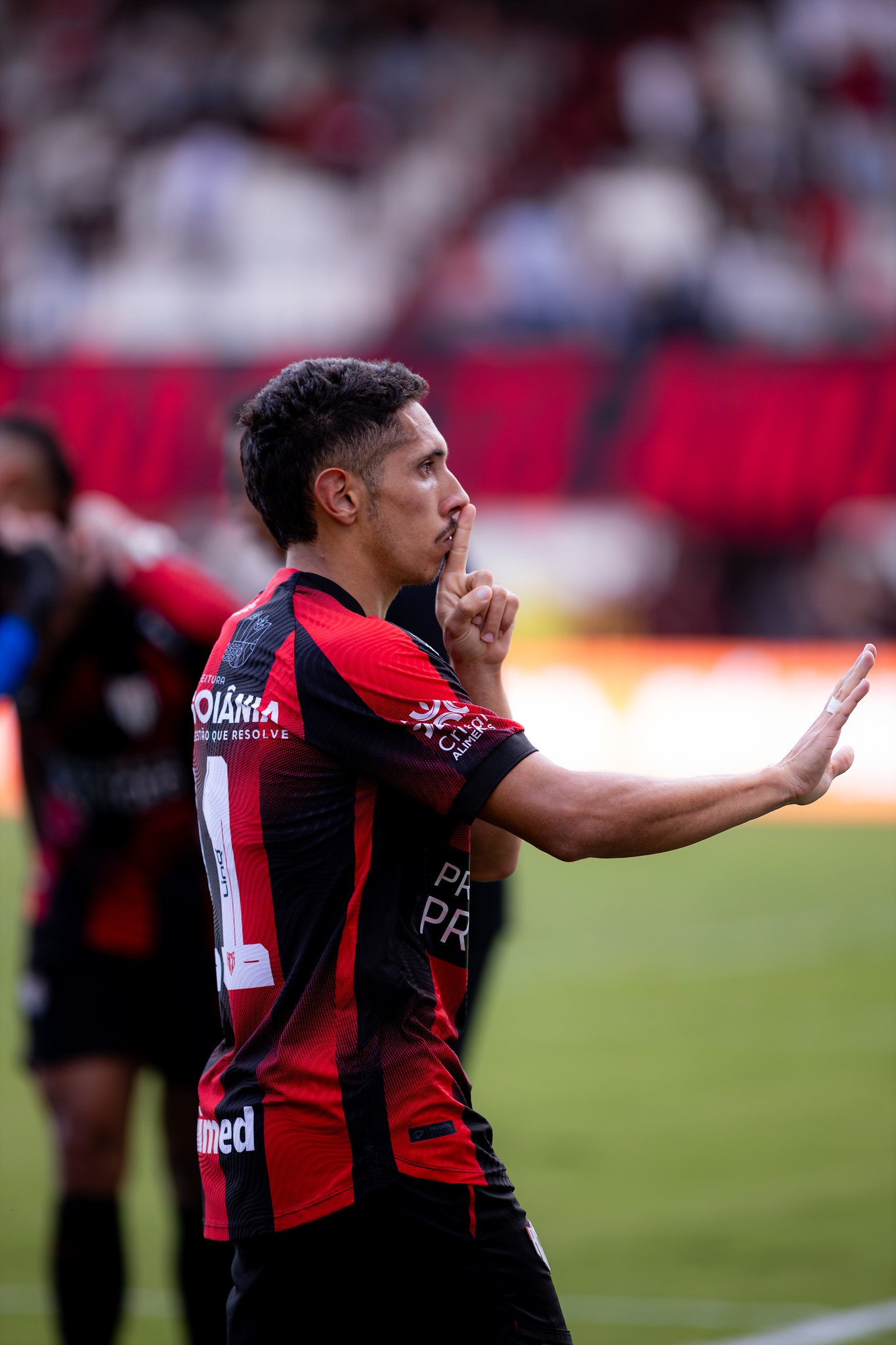 Atlético-GO conta com tropeço do CRB e se segura no G-6 da Série B