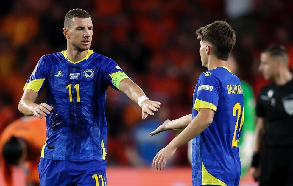 Bajraktarevic cumprimenta Dzeko na estreia pela Bósnia — Foto: Reprodução/Instagram