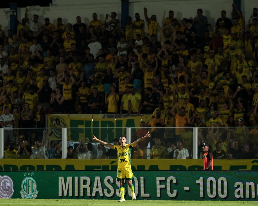 Negueba comemora gol do Mirassol contra o Cruzeiro