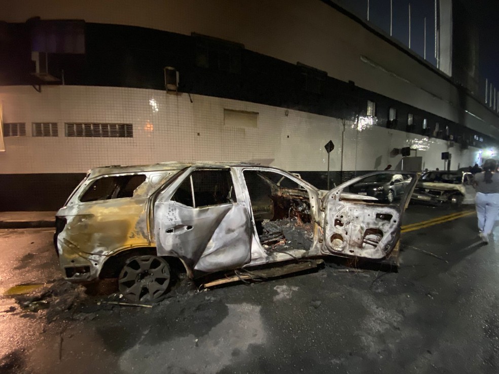 Carro do atacante Mendoza, do Santos, é queimado no entorno da Vila Belmiro — Foto: Giovana Duarte